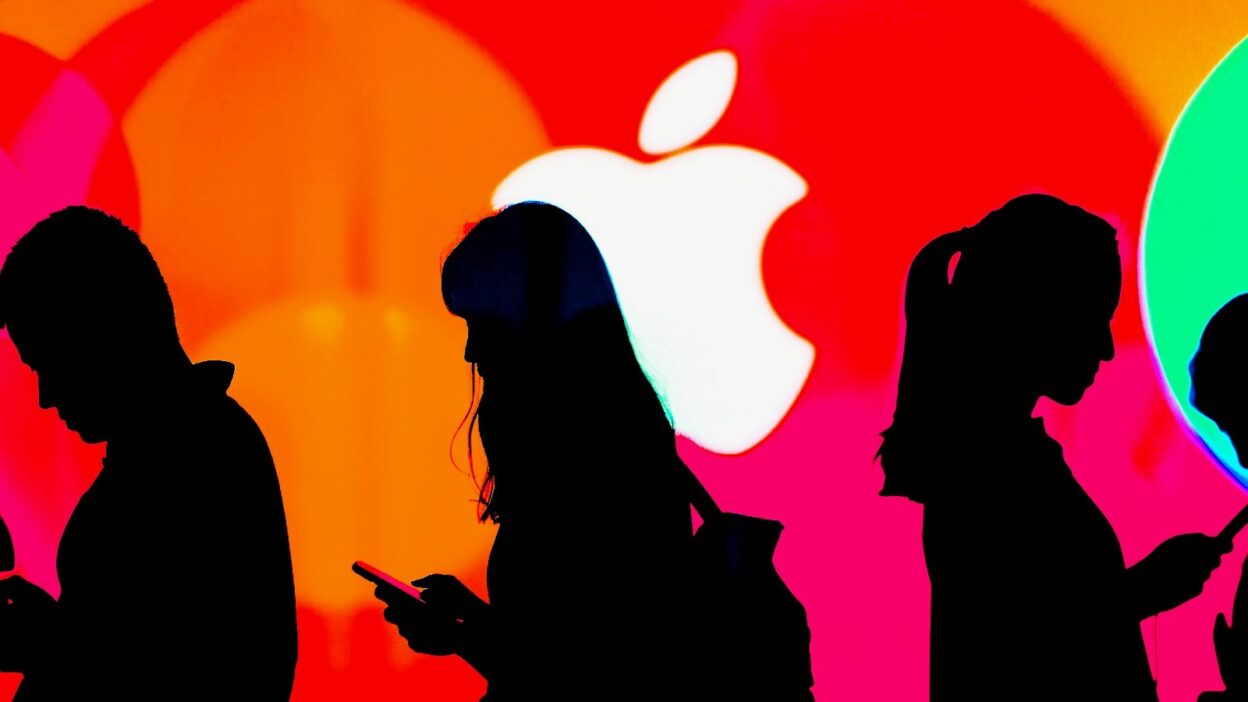 Apple warns customers targeted in recent spyware attacks